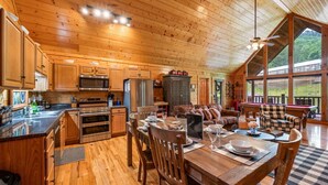 Coffee/tea maker, fridge, microwave, oven - Prime Location/Pool/HotTub/Pool Table/Fast WiFi (Sevierville)