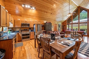 Fridge, microwave, oven, stovetop - Prime Location/Pool/HotTub/Pool Table/Fast WiFi (Sevierville)