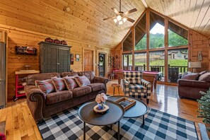 TV, fireplace - Prime Location/Pool/HotTub/Pool Table/Fast WiFi (Sevierville)