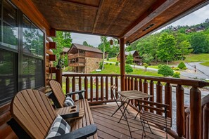 Property grounds - Prime Location/Pool/HotTub/Pool Table/Fast WiFi
Dollywood 2 minutes away! (Sevierville)