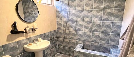 SĂšche-cheveux, serviettes fournies, savon, papier toilette