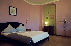 1 bedroom, iron/ironing board, Internet, bed sheets - Herrenhaus Viecheln, Turmzimmer " Ruth" (Behren-Lübchin)