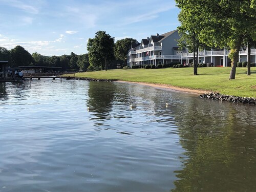 3 Master Suite, 3 BA spacious townhome on SML with Boat and Slip