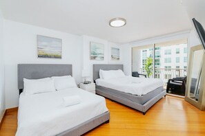 2 室のベッドルーム、デスク、アイロン / アイロン台、旅行用ベビーベッド