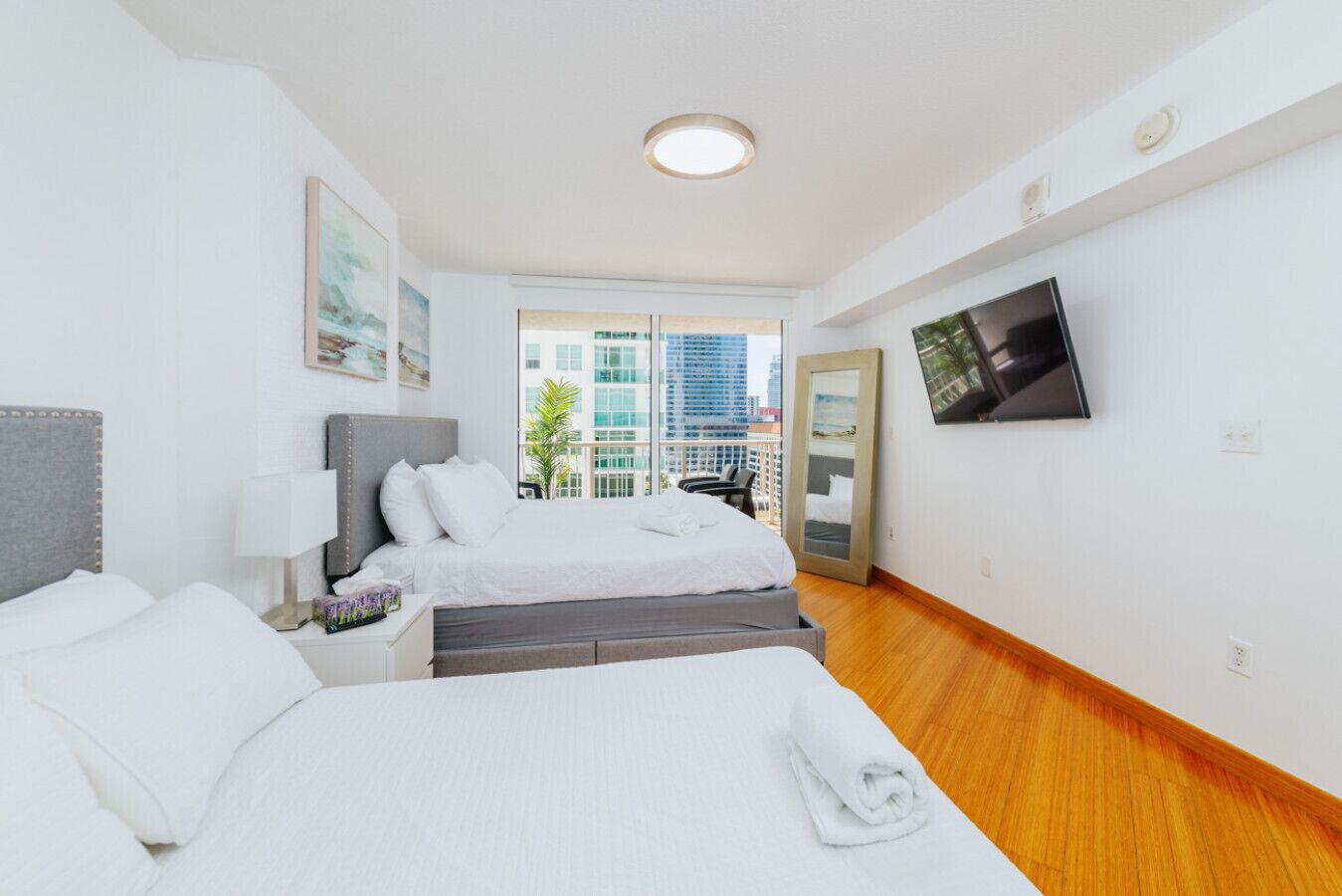 2 chambres, bureau, fer et planche à repasser, lit parapluie