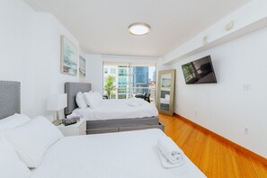 2 quartos, escrivaninha, ferros/tábuas de passar roupa, berço de viagem