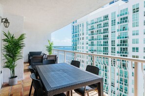 屋外ダイニングエリア