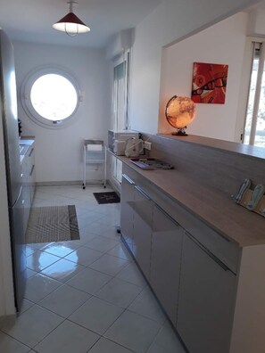 ثلاجة، ميكروويف، فرن، موقد طهي مسطح