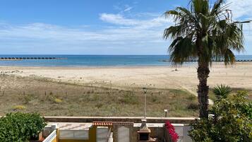 Accommodatie ligt op het strand, ligstoelen, strandlakens