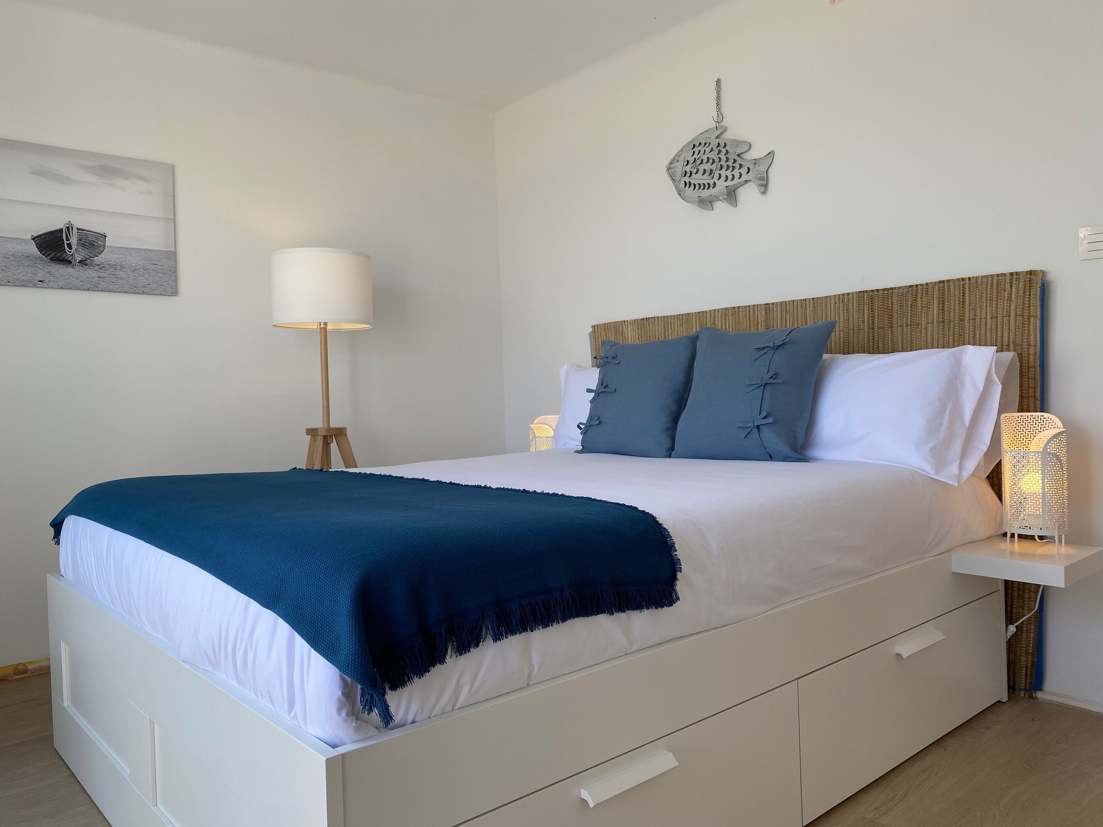 3 slaapkamers, een bureau, een strijkplank/strijkijzer, reisbedje