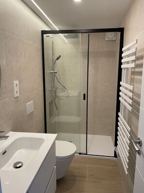 Dusche, Regendusche, Haartrockner, Handtücher