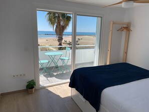 3 室のベッドルーム、デスク、アイロン / アイロン台、旅行用ベビーベッド