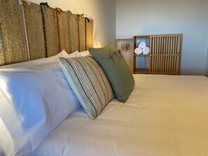 3 chambres, bureau, fer et planche à repasser, lit de bébé portatif