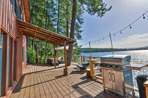 Terrace/patio - Year around  Bliss Lakehouse with hottub and deck (Newport)