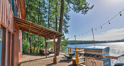 Year around  Bliss Lakehouse with hottub and deck