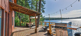 Year around Bliss Lakehouse with hottub and deck
