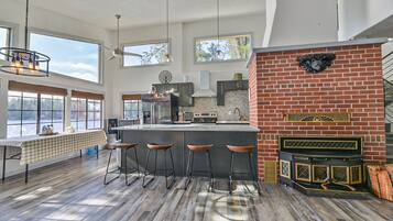 Geladeira, micro-ondas, fogão, cooktop