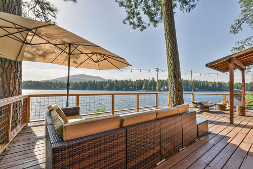 Year around  Bliss Lakehouse with hottub and deck
