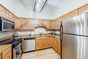 冰箱、微波炉、烤箱、炉灶