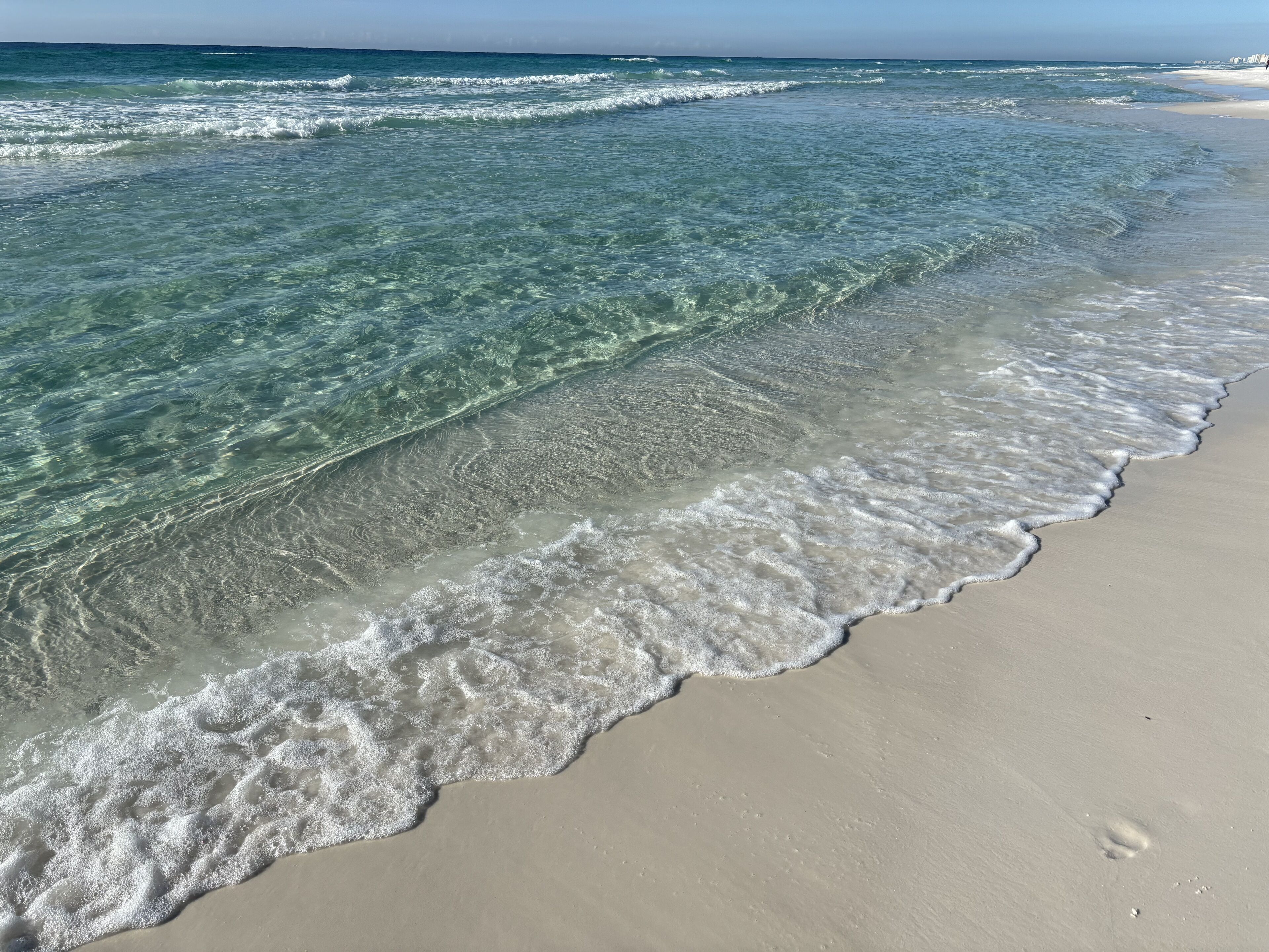 Vlak bij het strand, ligstoelen aan het strand