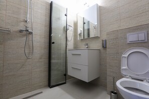 Ducha, secador de pelo, toallas y jabón
