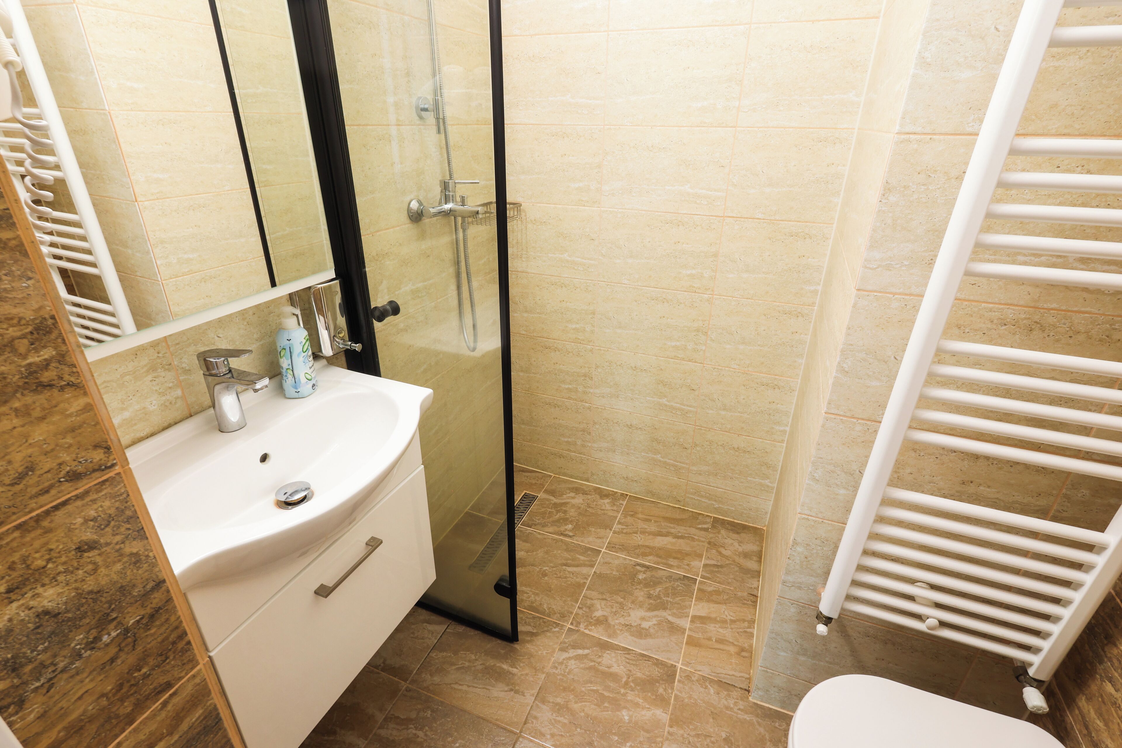 Een douche, een haardroger, handdoeken, zeep