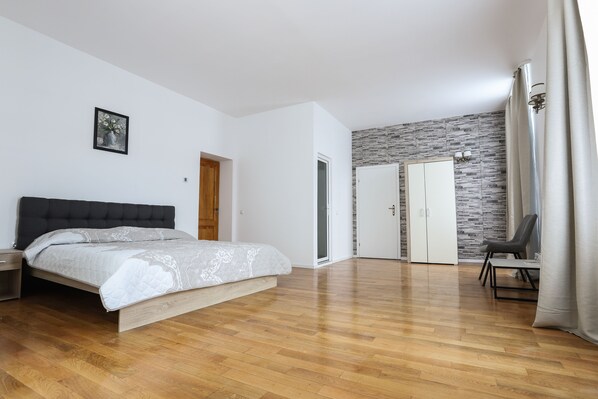 3 habitaciones, wifi gratis y ropa de cama