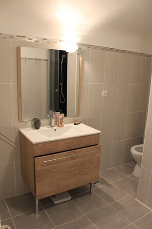 Dusche, Haartrockner, Handtücher, Seife