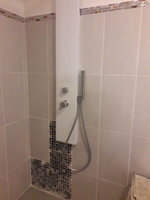 Shower, hair dryer, towels, soap - Spacieux 2 Pièces, Balcon, Parking au Centre Ville (Gap)