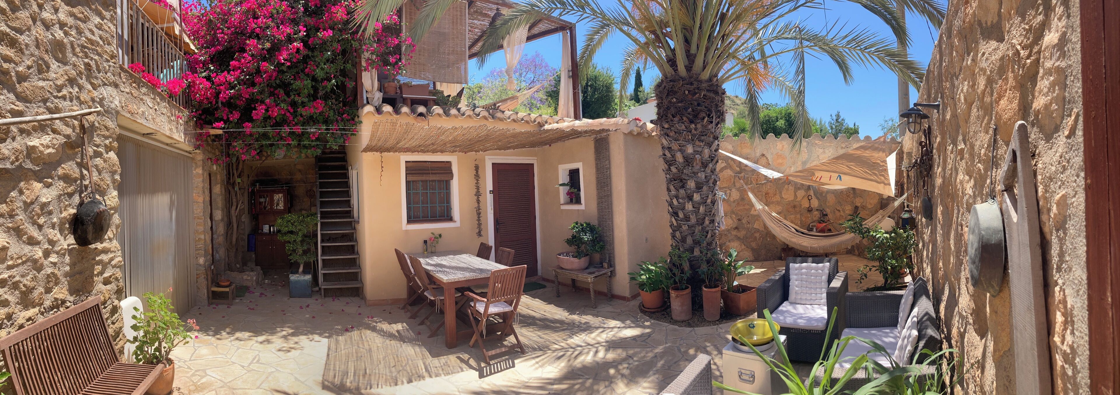 Quiet guest room with lots of privacy - only 10 minutes by car from the sea.