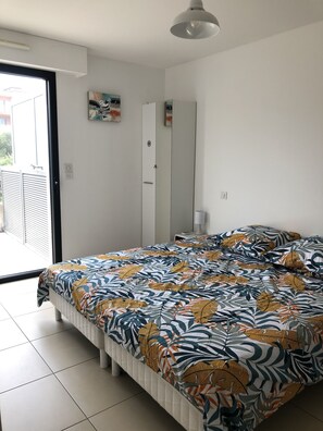 1 slaapkamer, een strijkplank/strijkijzer, reisbedje, gratis wifi