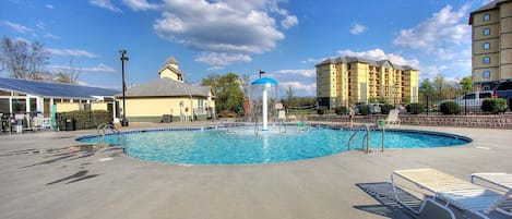 Una piscina techada, una piscina al aire libre