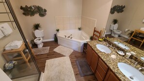 Badewanne, Whirlpool, Handtücher, Toilettenpapier