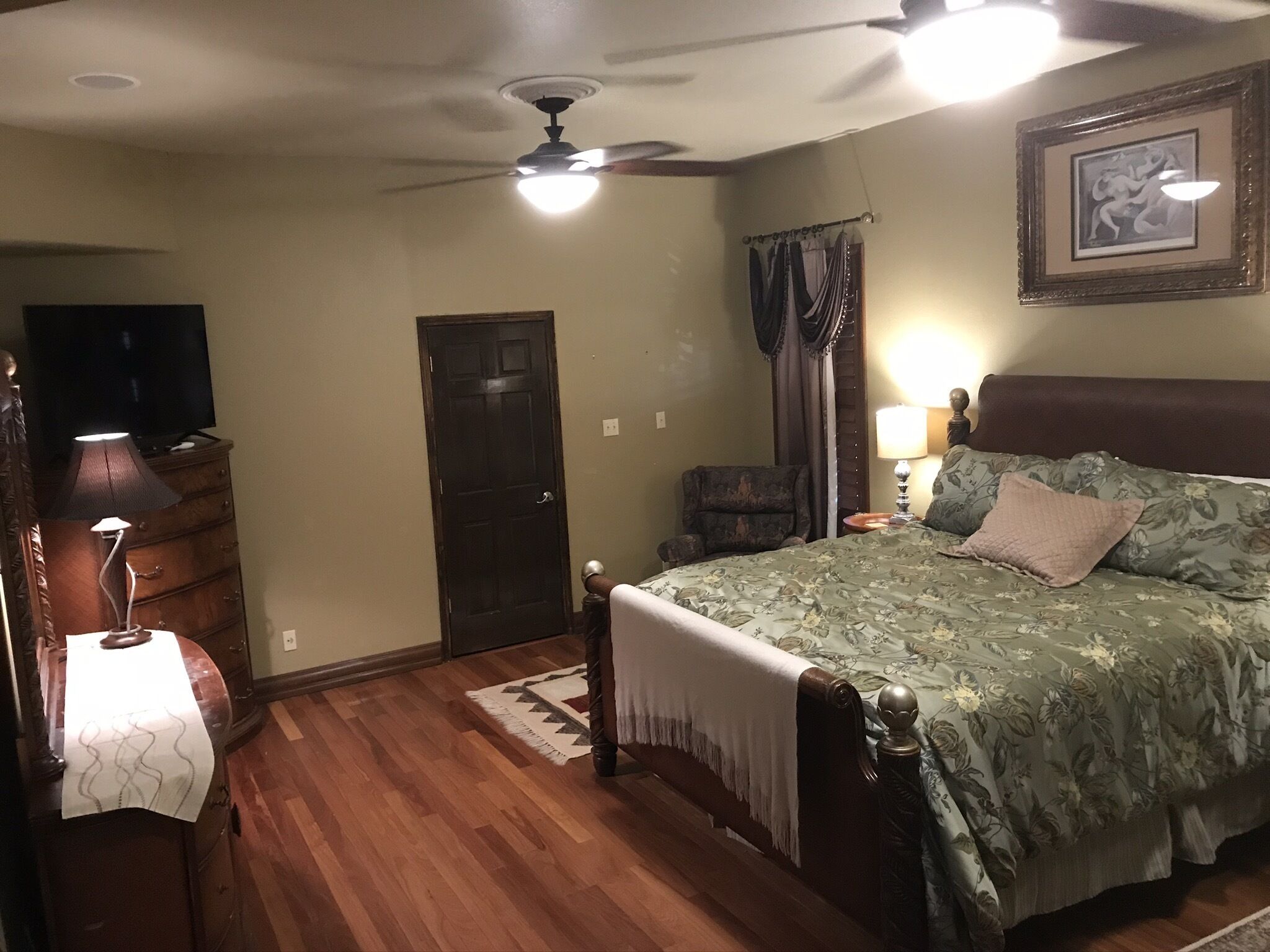 Spacious house for the whole family with a pool and a great kitchen.