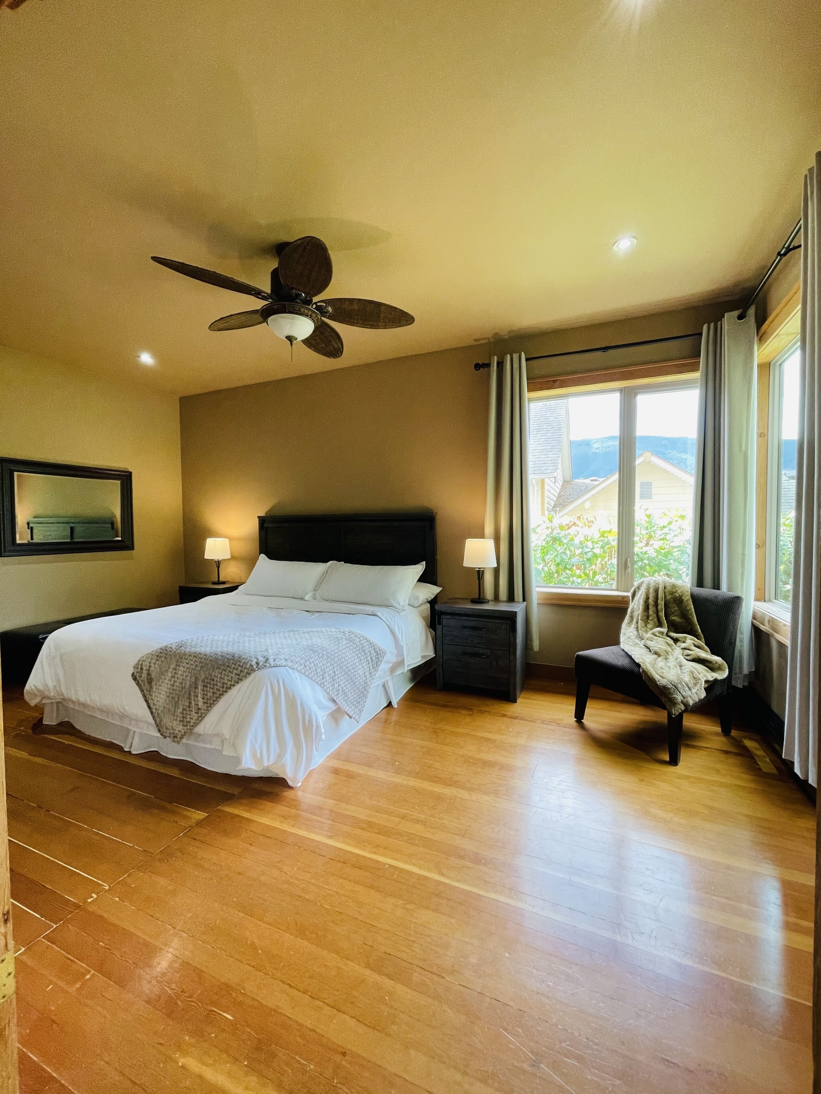 Lake Life Living 40' dock downtown sleeps 6 to 8