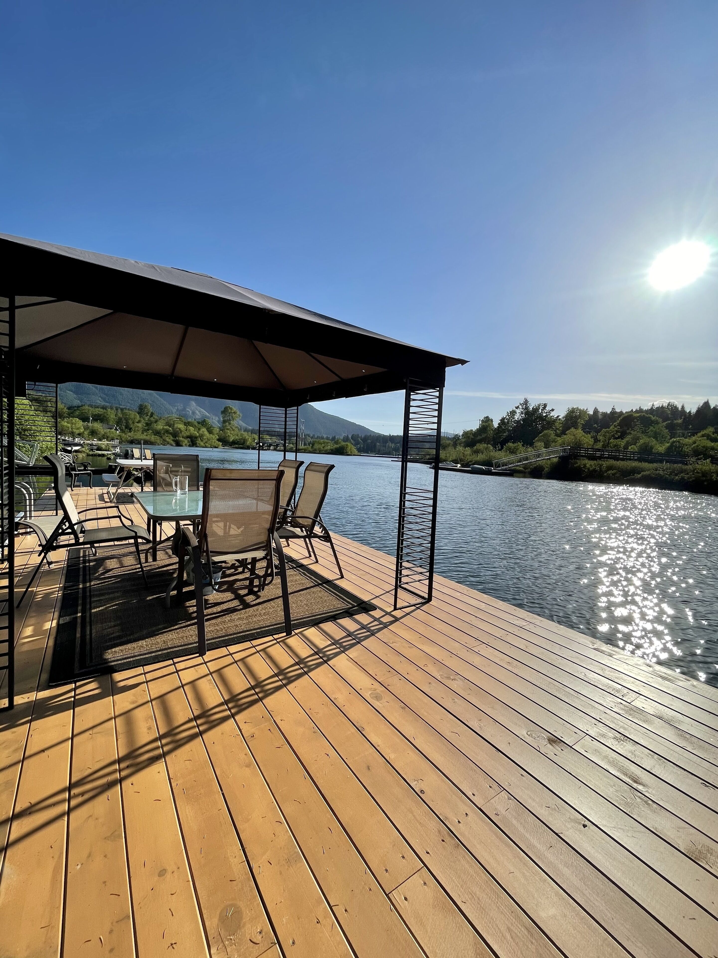 Lake Life Living 40' dock downtown sleeps 6 to 8