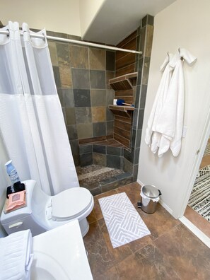 Baignoire, séchoir à cheveux, serviettes fournies, savon