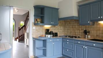 Réfrigérateur, micro-ondes, four, lave-vaisselle