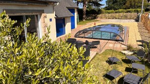 A house with a swimming pool, outdoor seating, and a garden. - Les Daules (Cancale)