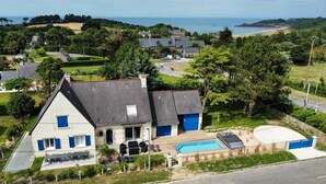 A two-story house with a swimming pool, a covered patio, and a view of the sea. - Les Daules (Cancale)