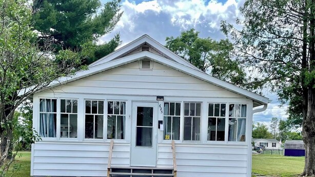 Ein kleines, eingeschossiges Haus mit Veranda und der Hausnummer 625.