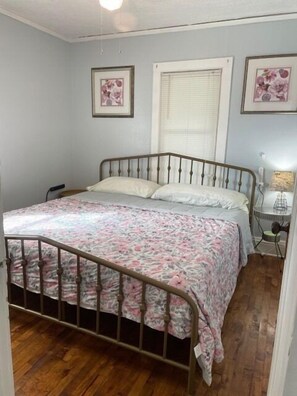 2 quartos, escrivaninha, ferros/tábuas de passar roupa, berço de viagem