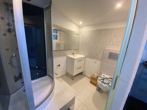 シャワー付き浴槽、ジェットバス、トイレットペーパー