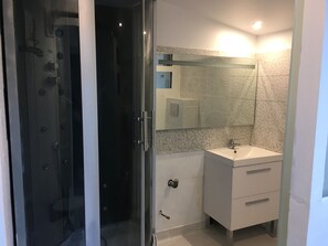 シャワー付き浴槽、ジェットバス、トイレットペーパー
