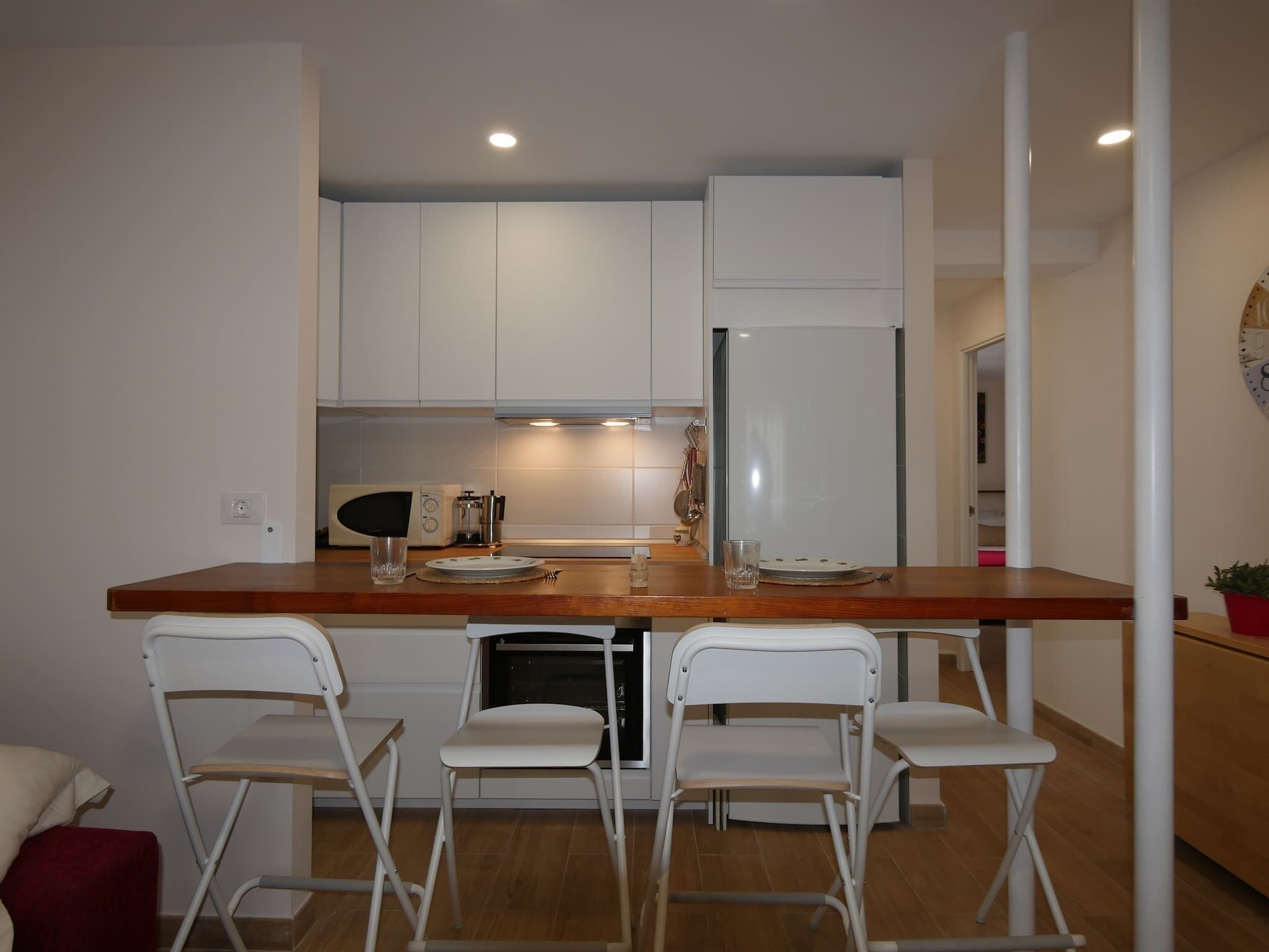 Frigorífico, microondas, horno y placa de cocina