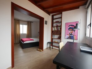 1 slaapkamer, een strijkplank/strijkijzer, gratis wifi, beddengoed