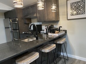 Køleskab, mikrobølgeovn, ovn, kogeplade