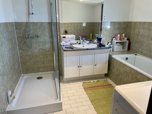 Duschwanne, Haartrockner, Handtücher, Toilettenpapier