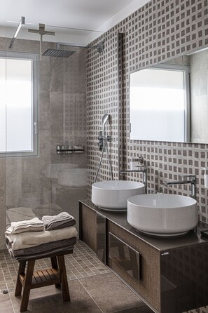 Douche, sĂšche-cheveux, serviettes fournies, savon