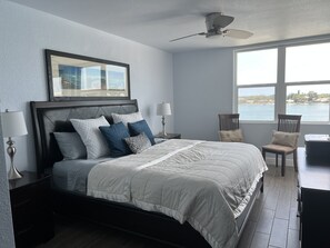 2 habitaciones, escritorio y tabla de planchar con plancha 